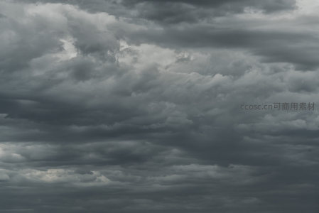 翻滚的积雨云，展现天空的磅礴气势