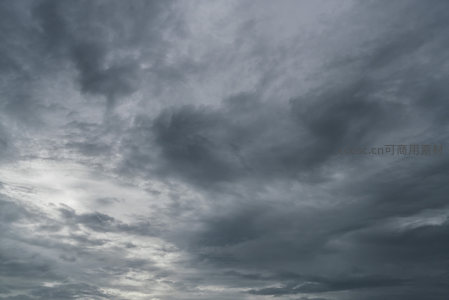 阴沉天空中飘动的云朵，光影交错