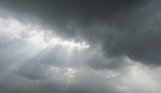 阳光穿透乌云缝隙，洒下神圣光束