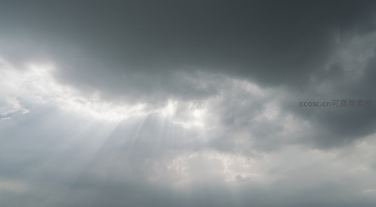 云层裂隙中射出的光芒，照亮阴霾世界