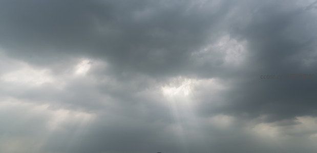 乌云密布中透出神圣光束