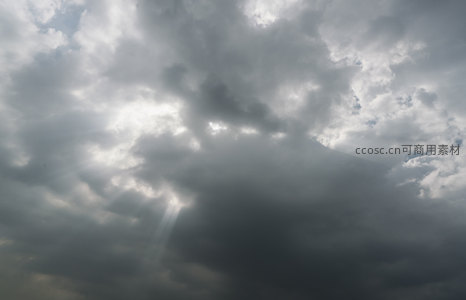 云海翻腾间光柱倾泻而下