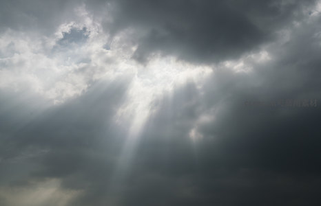 暗云裂开缝隙洒下希望之光