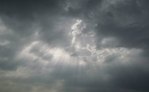 阴霾云层中绽放神圣光芒