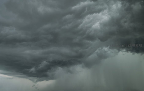 暴风雨前奏的压抑云海