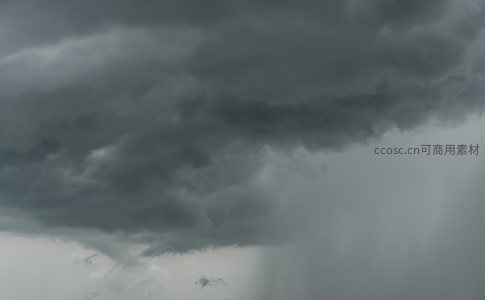 乌云密布的天空，暴雨将至