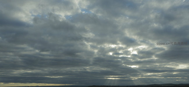 云隙透光，希望之光洒落人间