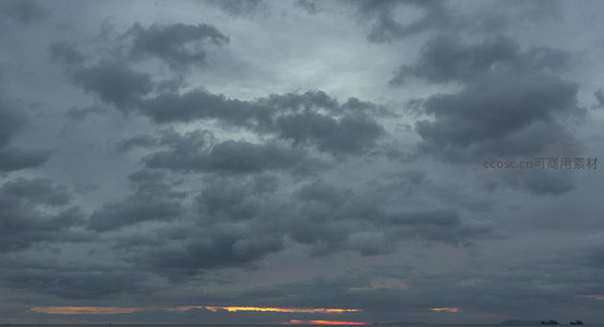 暮色苍茫，云海映霞光