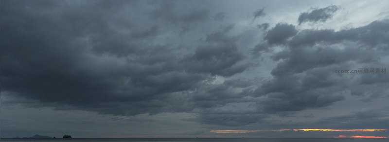 海平线上的风暴云与晚霞交织