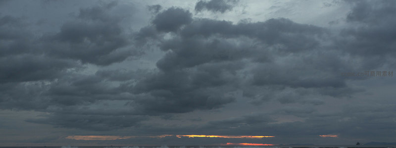 云层密布下的海上日落奇观