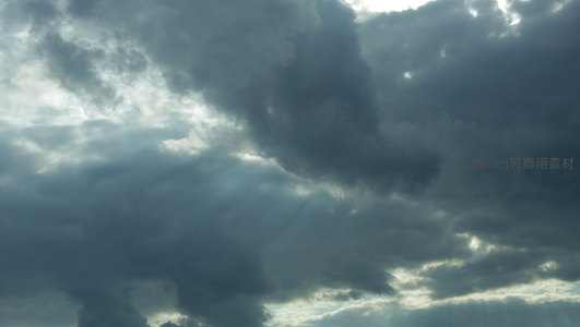 阳光穿透厚重云层洒向大地