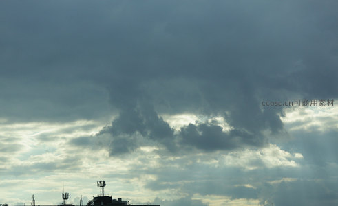 城市上空风云变幻光线穿透云隙