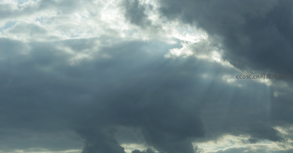 云层缝隙中透出的神圣光束