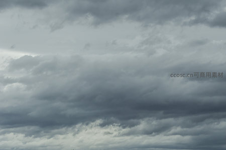 阴沉天空下翻滚的厚重云海