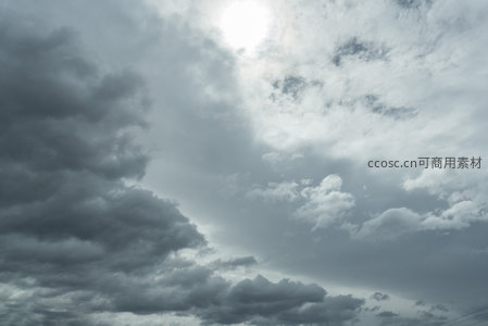 太阳在云层后方散发柔和光芒