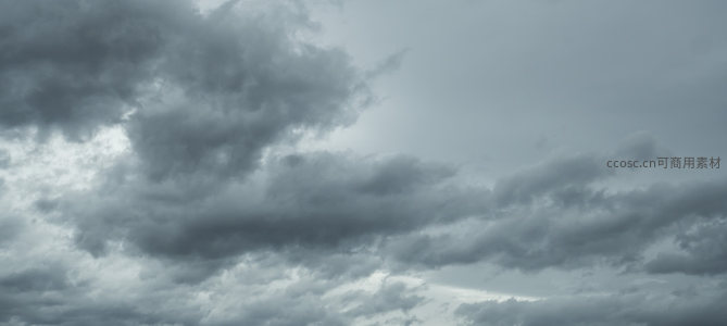 广阔天幕上飘浮的灰白云朵