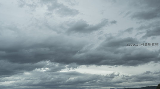 乌云密布的天空，预示着即将到来的暴雨