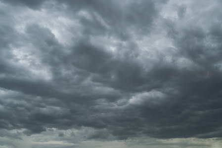 风暴前夕的阴沉天空，云层翻滚如海