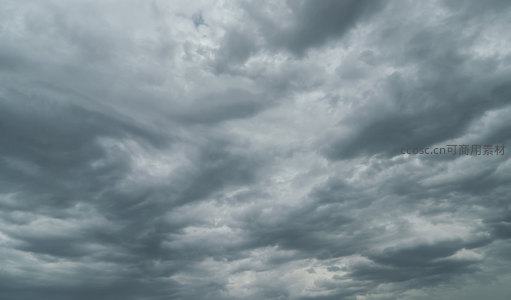 灰暗云层铺满天际，酝酿着一场雷雨