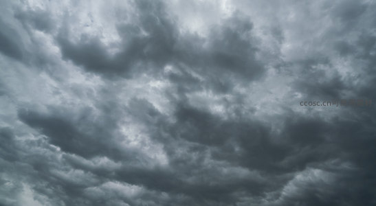 狂风卷云，天地将倾的壮观景象