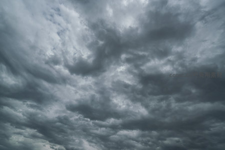 乌云密布的天空，预示着即将到来的暴风雨
