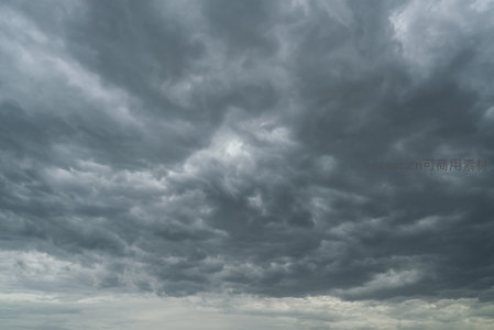 翻滚的灰色云海，展现大自然的磅礴力量