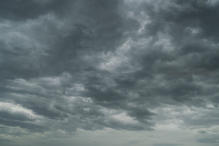暗沉云团密布天际，预示着一场强对流天气