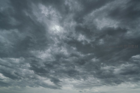厚重云层遮蔽阳光，天空呈现戏剧性光影对比