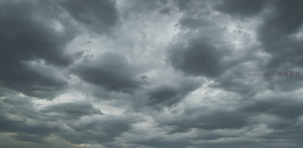 乌云密布的天空，预示着即将到来的暴风雨