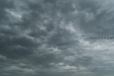 阴沉天空下厚重云团，渲染戏剧性天气氛围
