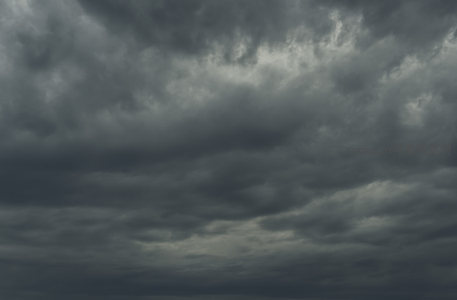 低垂的乌云压顶，预示强对流天气的到来