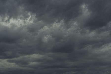 风暴前夕的天空，云层翻涌如大海波涛