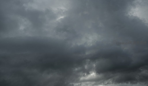 乌云密布的天空，预示着即将到来的暴风雨
