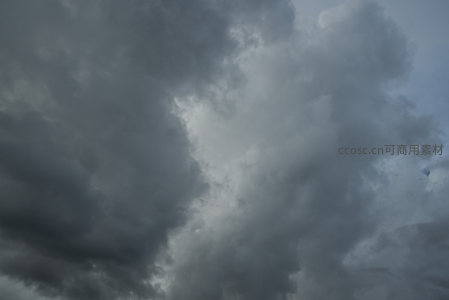 翻滚的积雨云，展现大自然的磅礴力量