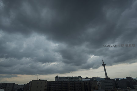 标志性塔楼下的阴云压城，氛围感十足