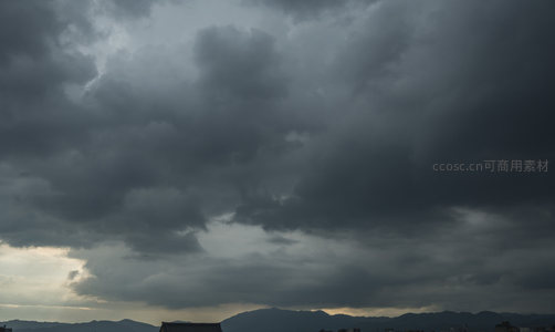 远山脚下，乌云低垂，暮色将至