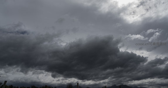 乌云密布山峦隐现