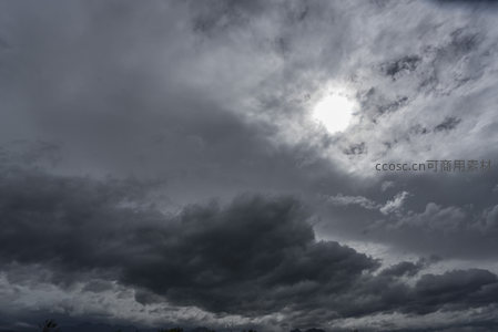 阳光穿透厚重云层