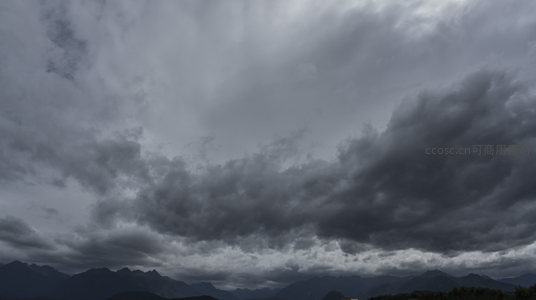 灰云压顶群山静默