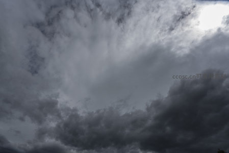 云海翻腾光隙乍现