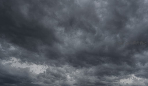 乌云密布的天空预示着暴风雨来临