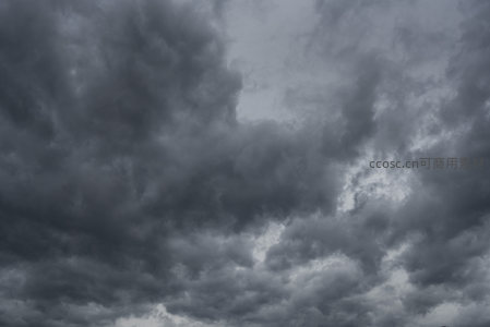 深灰色积雨云在天空中翻滚涌动