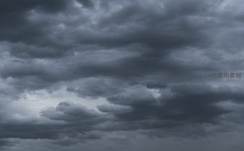 低垂的乌云压顶，空气凝重如铁