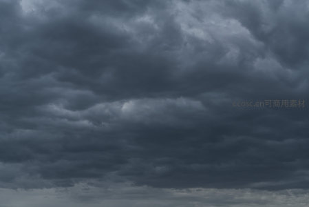 暴风雨前夕的天空布满厚重云团