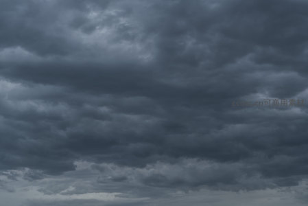 灰暗云海翻腾，预示强对流天气将至