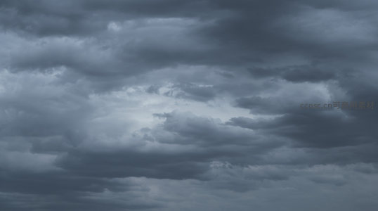 深灰色云层翻滚，酝酿着一场雷雨