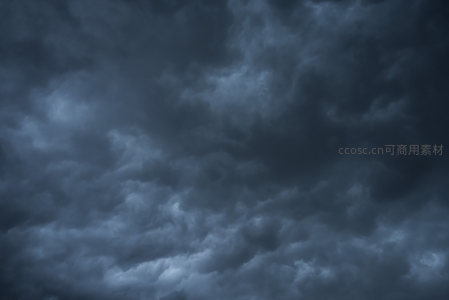 暗蓝色云层涌动，如巨兽吞噬天际
