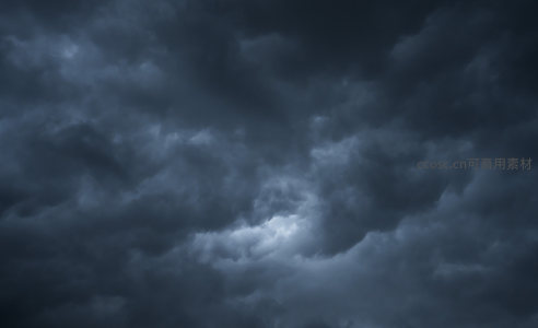 乌云密布的天空，预示着即将到来的暴风雨