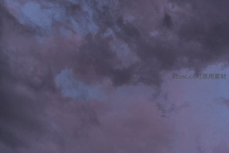 暮色中紫灰色云朵，渲染梦幻般的黄昏时刻