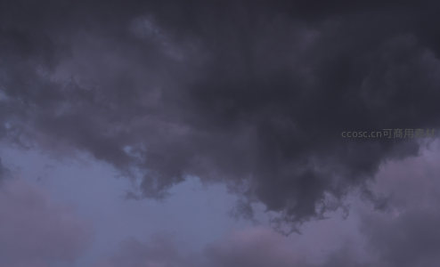 紫色晚霞下的厚重云团，静谧而神秘